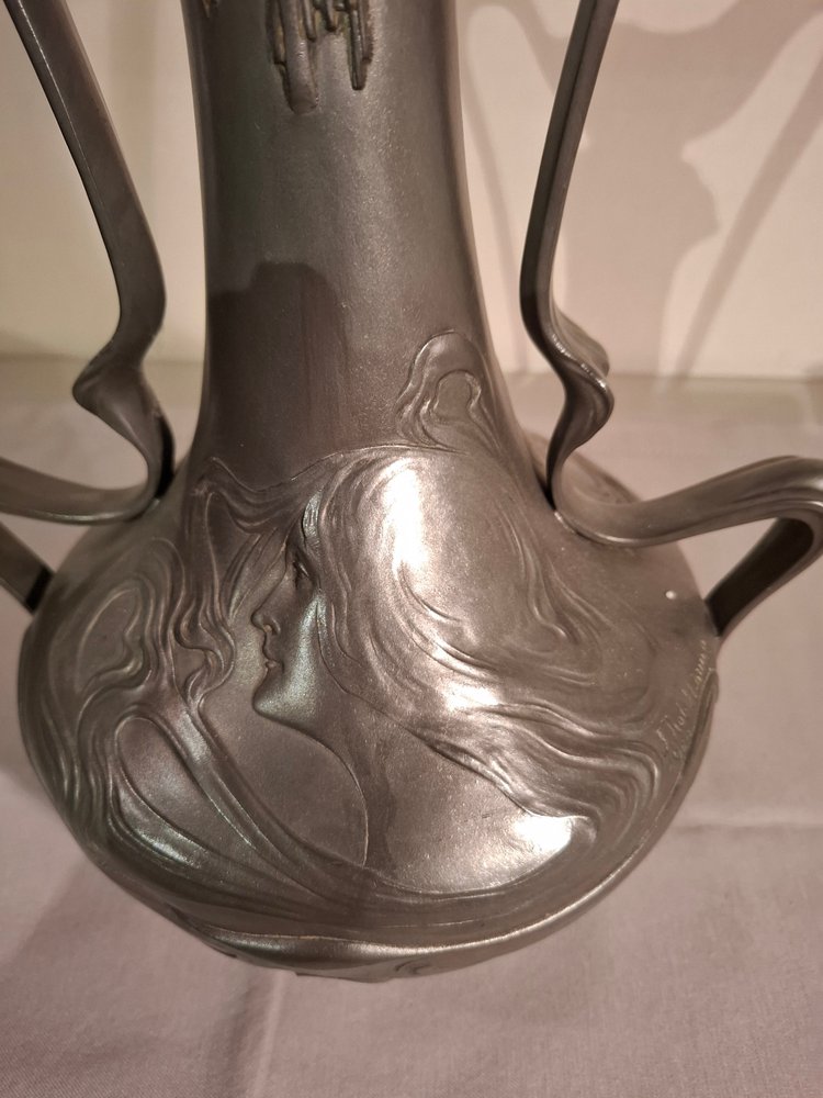 Vase en étain d’époque Art Nouveau signé J. Rob Hannig 1900.