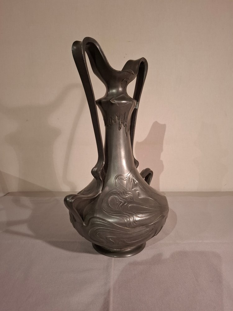 Vase en étain d’époque Art Nouveau signé J. Rob Hannig 1900.