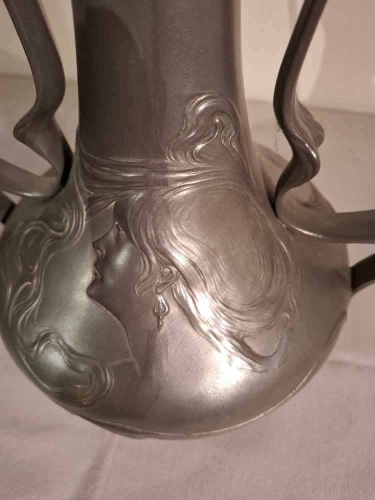 Vase en étain d’époque Art Nouveau signé J. Rob Hannig 1900.