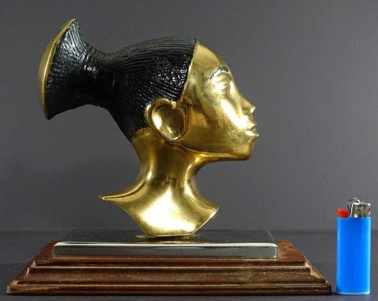 Frankreich, 1930/1950er Jahre, Profil Von Mangbetu-Frau In Bronze Auf Sockel Verchromtes Metall Und Holz.