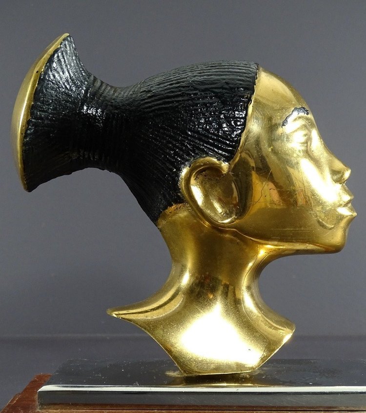 Frankreich, 1930/1950er Jahre, Profil Von Mangbetu-Frau In Bronze Auf Sockel Verchromtes Metall Und Holz.