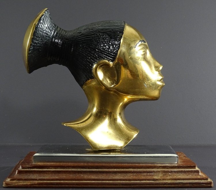 Frankreich, 1930/1950er Jahre, Profil Von Mangbetu-Frau In Bronze Auf Sockel Verchromtes Metall Und Holz.