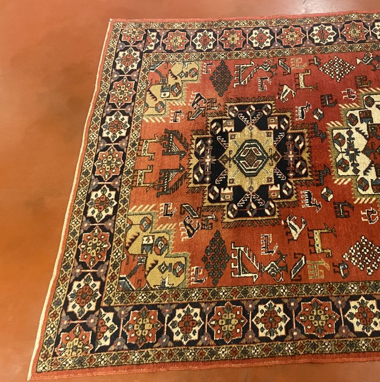 Tapis Persan à Décor Rouge