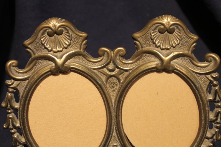 Pair of oval bronze and brass frames in the Louis XV style 20th century