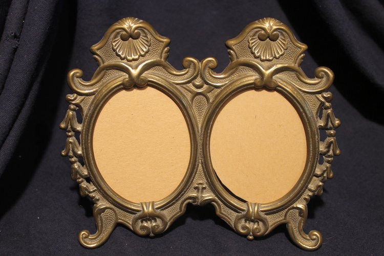 Pair of oval bronze and brass frames in the Louis XV style 20th century