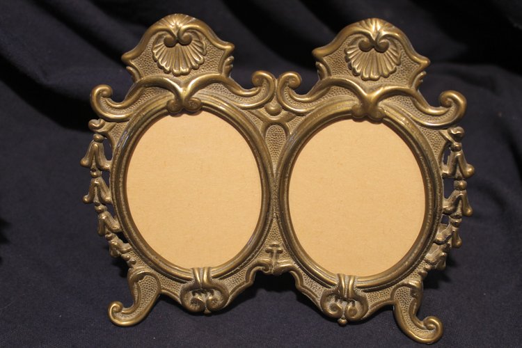 Pair of oval bronze and brass frames in the Louis XV style 20th century