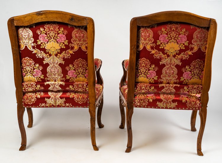 Paire de larges fauteuils en noyer mouluré et sculpté d’époque Régence vers 1720