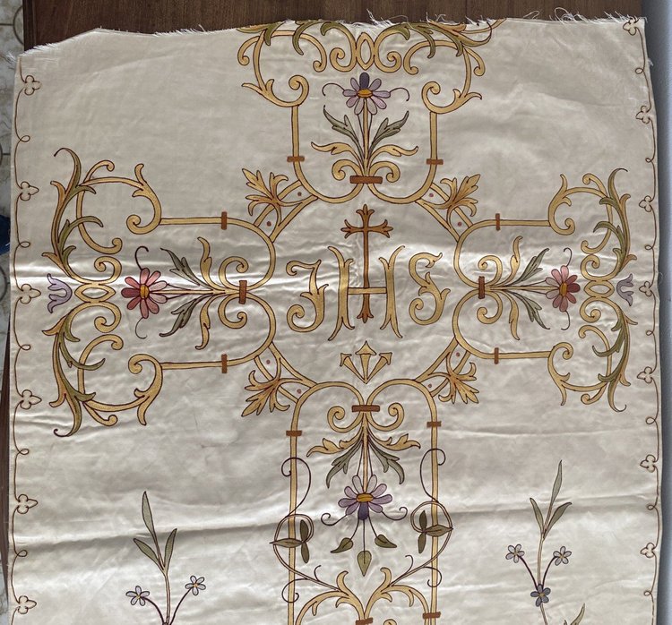 Part de Chasuble En Soie Brodée et fils dorés Religieux XIX ème