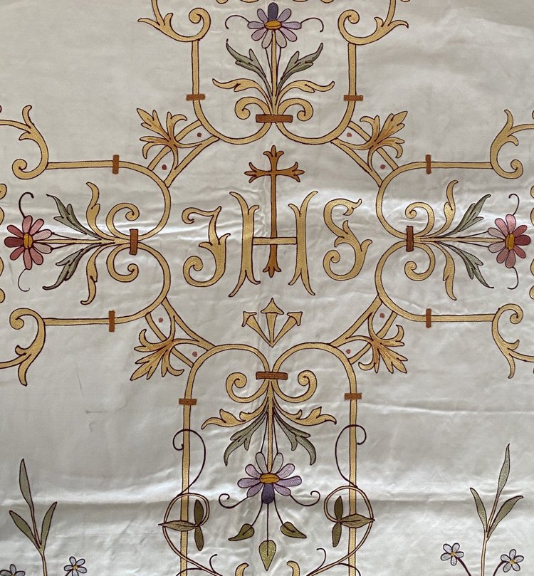 Part de Chasuble En Soie Brodée et fils dorés Religieux XIX ème