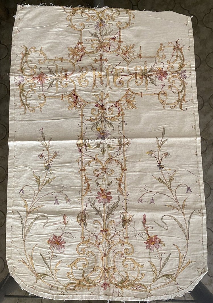 Part de Chasuble En Soie Brodée et fils dorés Religieux XIX ème