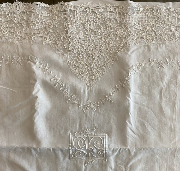 Drap en dentelle de Luxeuil brodé de fleurs Monogrammé SE  XIX ème