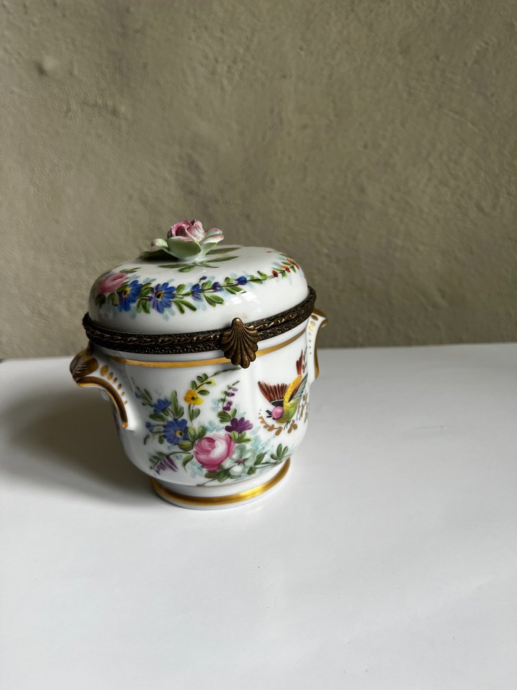 Petite boîte en porcelaine de Paris, décorée main