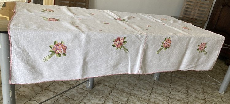 Tovaglia e 7 tovaglioli decorati con fiori ricamati XIX secolo