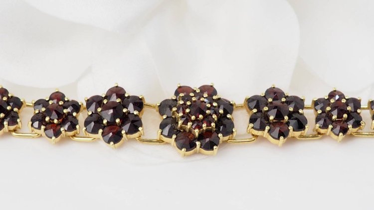 Vintage bracelet in yellow gold and garnet