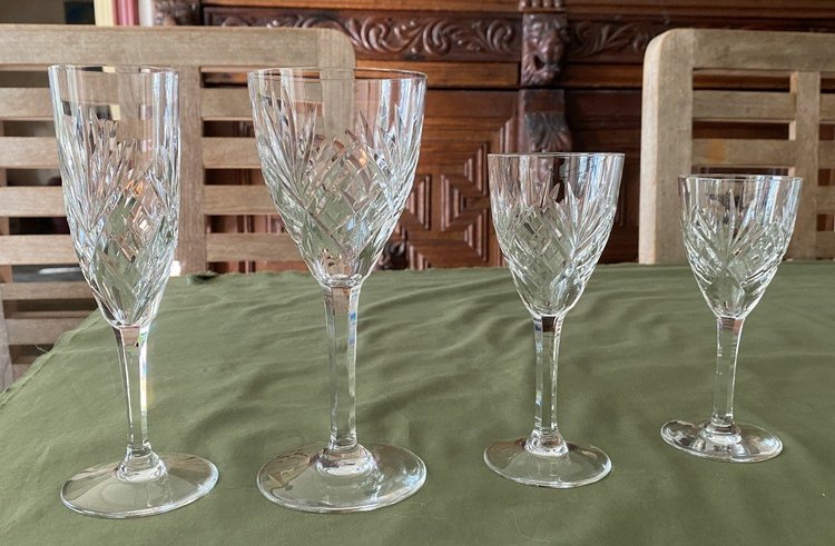 Crystal Glasses St Louis Cut model Chantilly 32 Pieces XX th