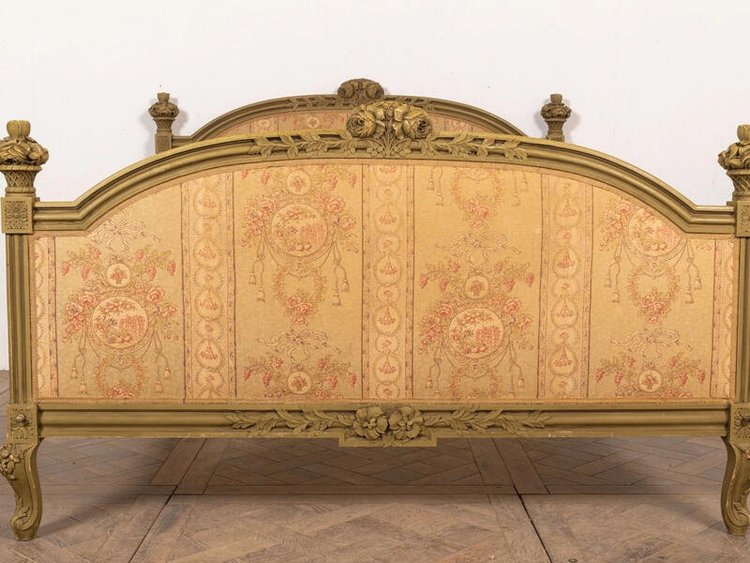 Lit de style Louis XV richement sculpté  160 cm