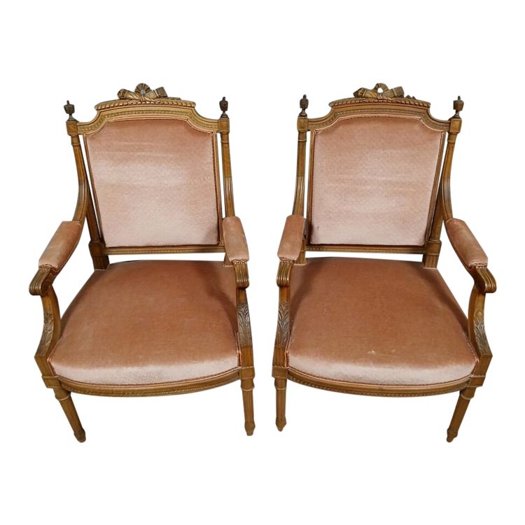 Paire de fauteuils de style Louis XVI en noyer vers 1850