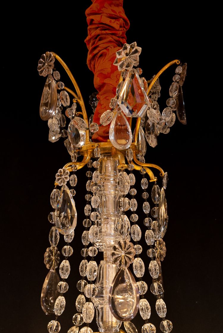 Lustre Marie-Antoinette de style Louis XVI en bronze doré à décor de cristal signé Baccarat