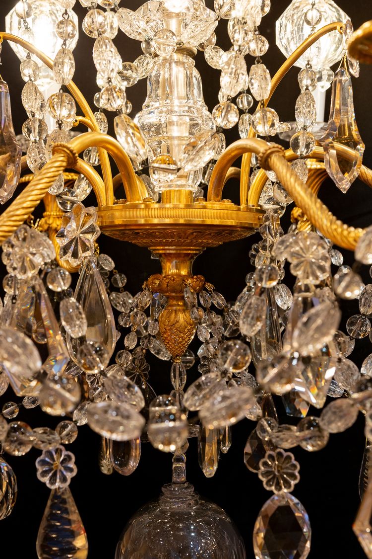 Lustre Marie-Antoinette de style Louis XVI en bronze doré à décor de cristal signé Baccarat