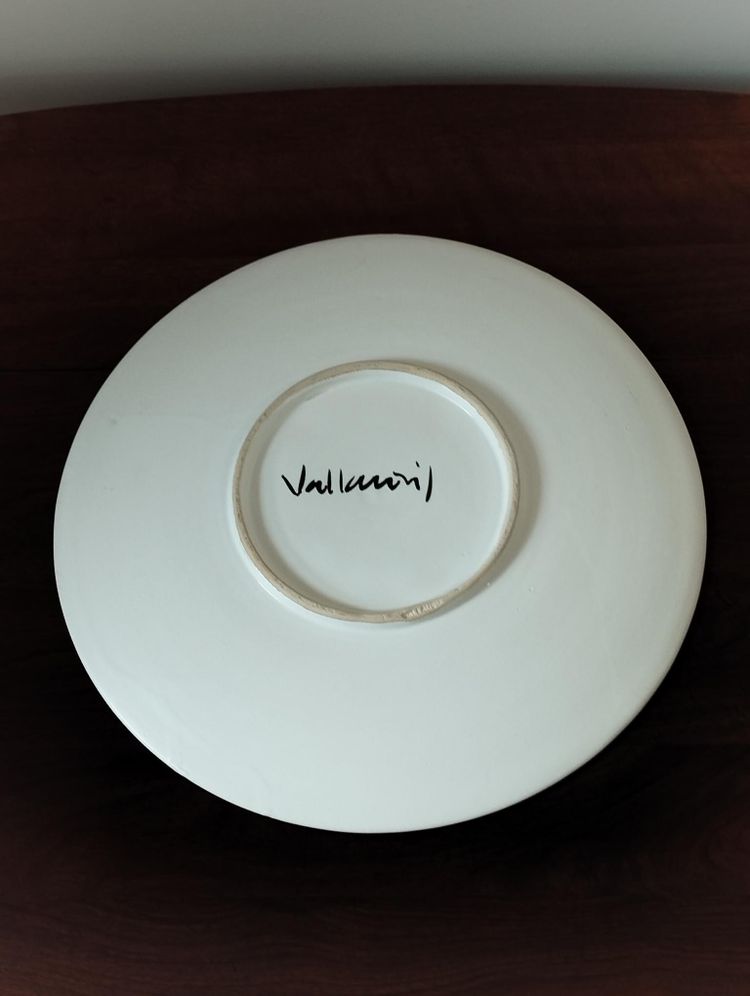 Assiette de Vallauris avec son décor incisé.