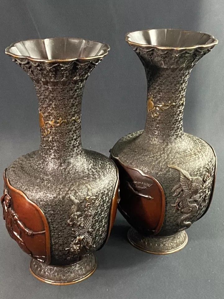 Large pair of 19th century bronze vases decorated with samurai and dragon Meiji Japan