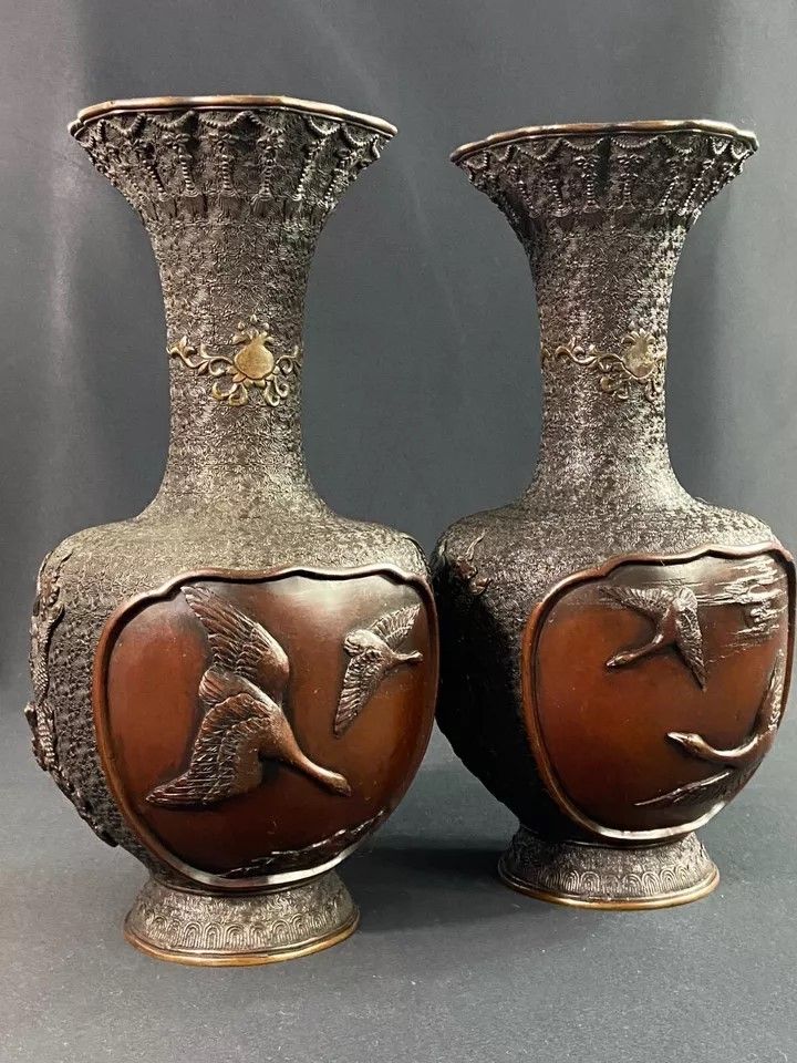 Large pair of 19th century bronze vases decorated with samurai and dragon Meiji Japan