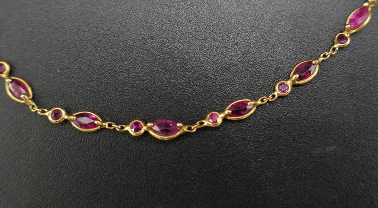 Bracelet set with 30 rubies, 18-carat gold.