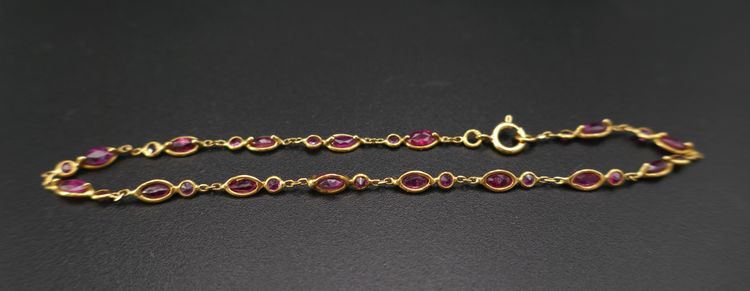 Bracelet set with 30 rubies, 18-carat gold.