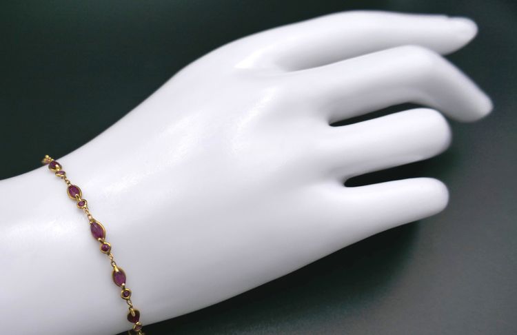 Bracelet set with 30 rubies, 18-carat gold.