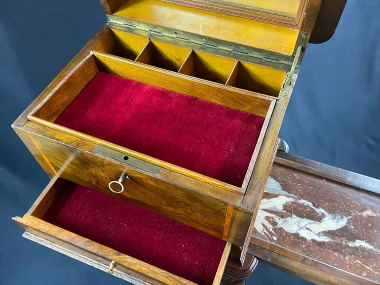 Travailleuse Schmuckschrank aus Nussbaumholz mit Intarsiendekor Anfang des 19. Jahrhunderts Restauration