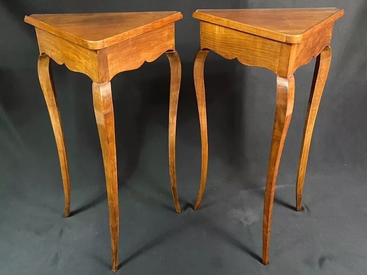 Paire de tables d'angle encoignure avec tiroir merisier blond style Louis XV