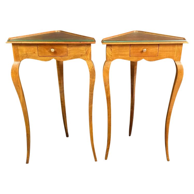 Paire de tables d'angle encoignure avec tiroir merisier blond style Louis XV