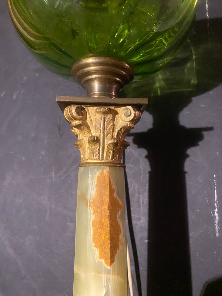 Elégant et précieux pied de lampe à pétrole en onyx vert tendre bonze et cristal vert ornementé 