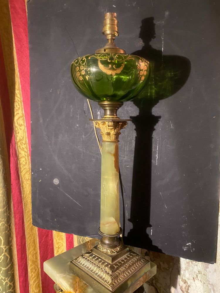 Elégant et précieux pied de lampe à pétrole en onyx vert tendre bonze et cristal vert ornementé 