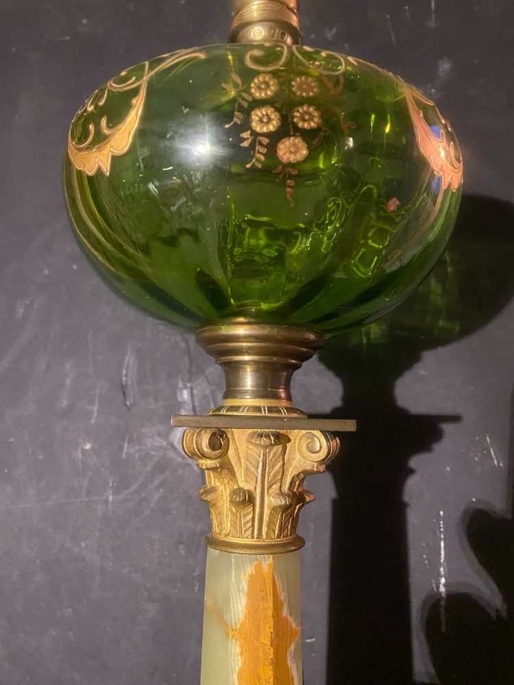 Elégant et précieux pied de lampe à pétrole en onyx vert tendre bonze et cristal vert ornementé 