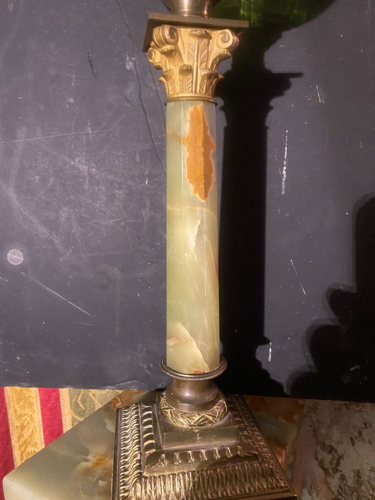 Elégant et précieux pied de lampe à pétrole en onyx vert tendre bonze et cristal vert ornementé 