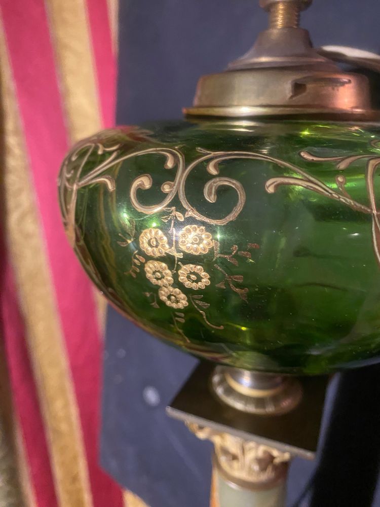 Elégant et précieux pied de lampe à pétrole en onyx vert tendre bonze et cristal vert ornementé 