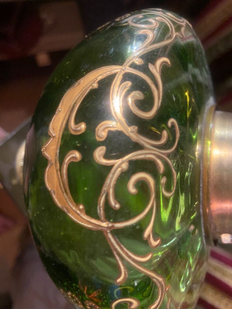 Elégant et précieux pied de lampe à pétrole en onyx vert tendre bonze et cristal vert ornementé 