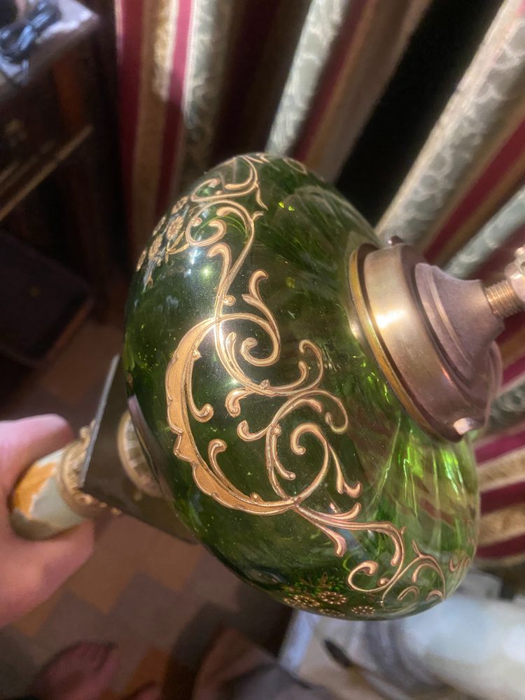 Elégant et précieux pied de lampe à pétrole en onyx vert tendre bonze et cristal vert ornementé 