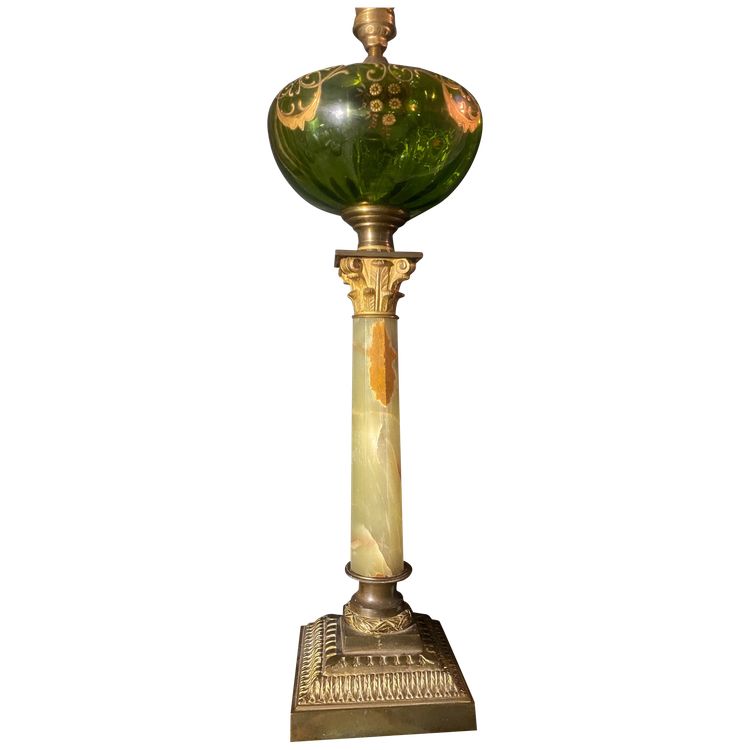 Elégant et précieux pied de lampe à pétrole en onyx vert tendre bonze et cristal vert ornementé 