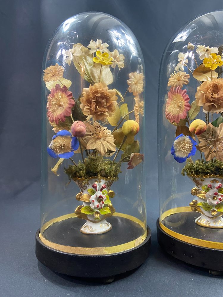 Paire de bouquets de mariés sous globe en verre XIXe Napoléon III