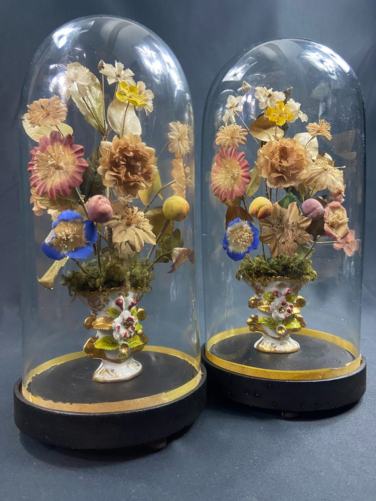 Paire de bouquets de mariés sous globe en verre XIXe Napoléon III