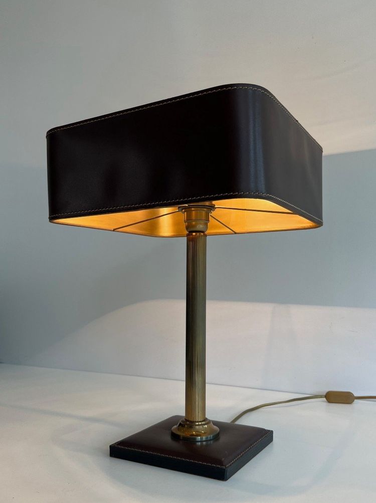 Lampada da tavolo in pelle marrone e ottone. Opera francese nello stile di Jacques Adnet