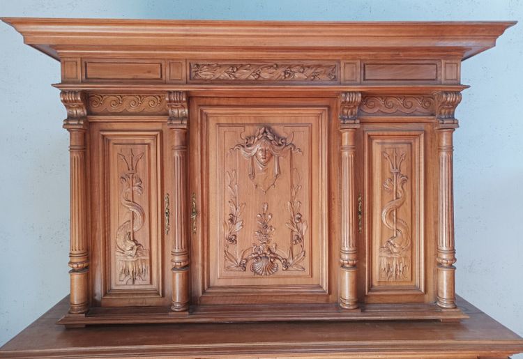 Credenza rinascimentale in noce biondo del XIX secolo