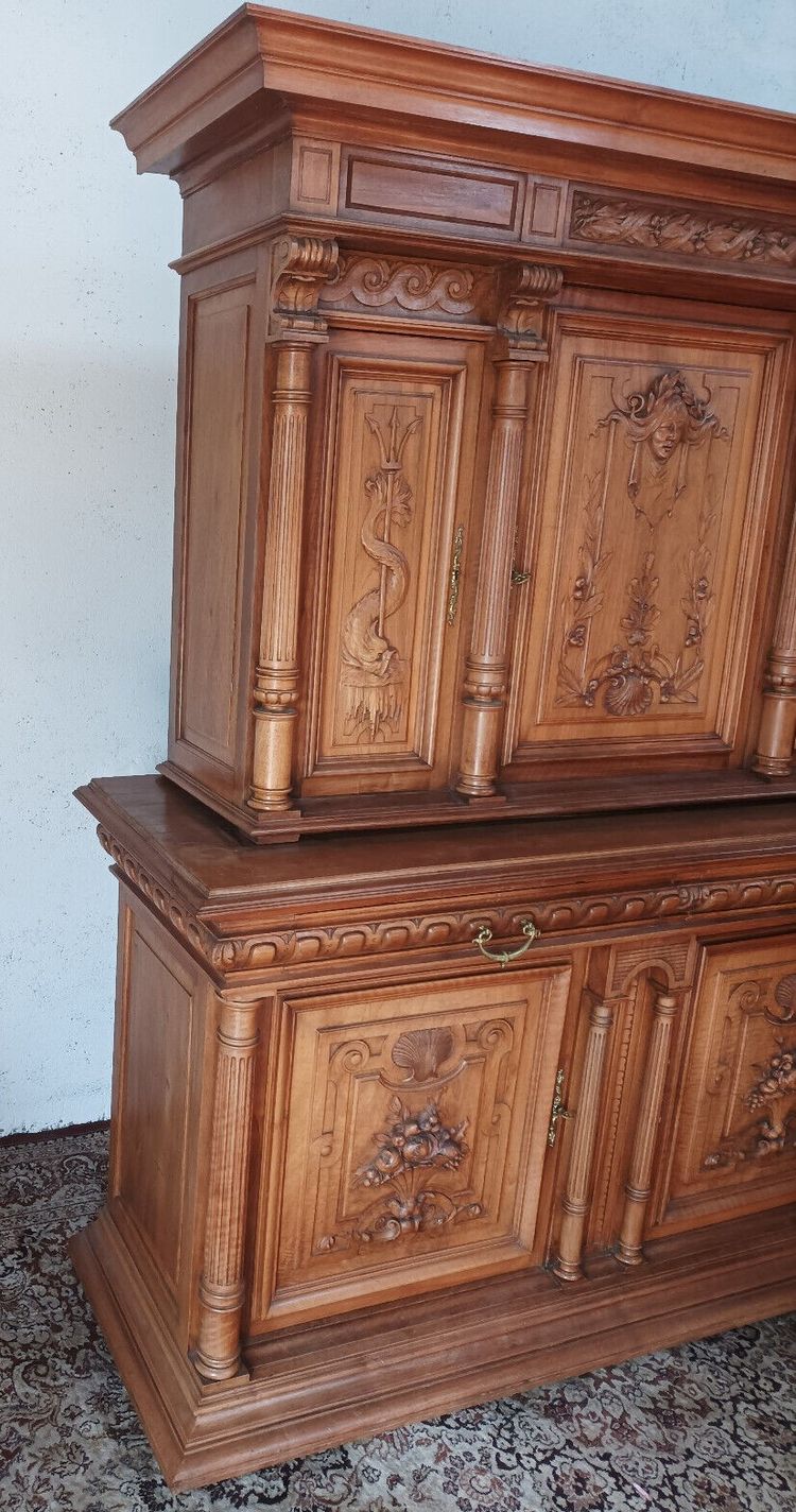 Credenza rinascimentale in noce biondo del XIX secolo