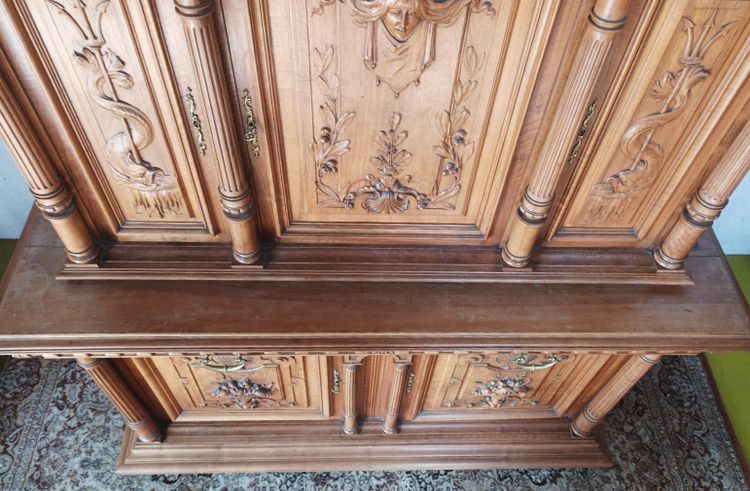 Credenza rinascimentale in noce biondo del XIX secolo