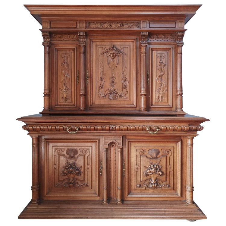 Credenza rinascimentale in noce biondo del XIX secolo