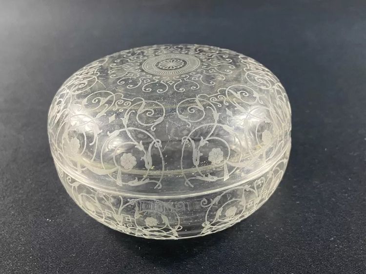 Boite à fard, bonbonnière en cristal de Baccarat modèle Michelangelo