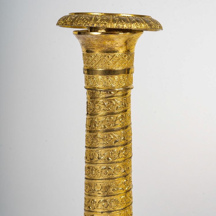 Coppia di piccoli candelieri in bronzo dorato con colonne Vendôme del periodo Impero, 1810 ca.