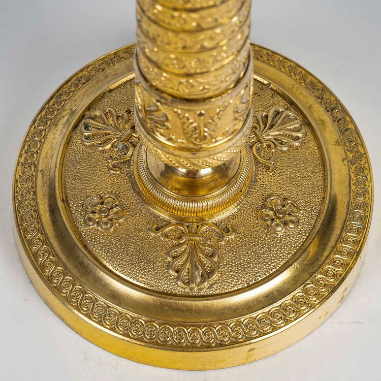 Coppia di piccoli candelieri in bronzo dorato con colonne Vendôme del periodo Impero, 1810 ca.